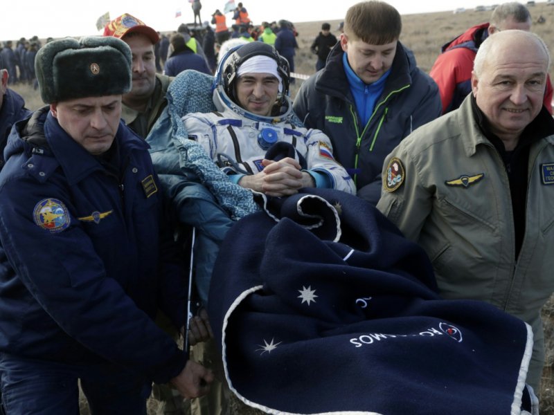 Le cosmonaute russe Anatoly Ivanishin, à son retour sur terre après  après 115 jours passés dans la Station spatiale internationale (ISS) le 30 octobre 2016 à Dzhezkazgan au Kazakhstan - Dmitri Lovetsky [POOL/AFP]