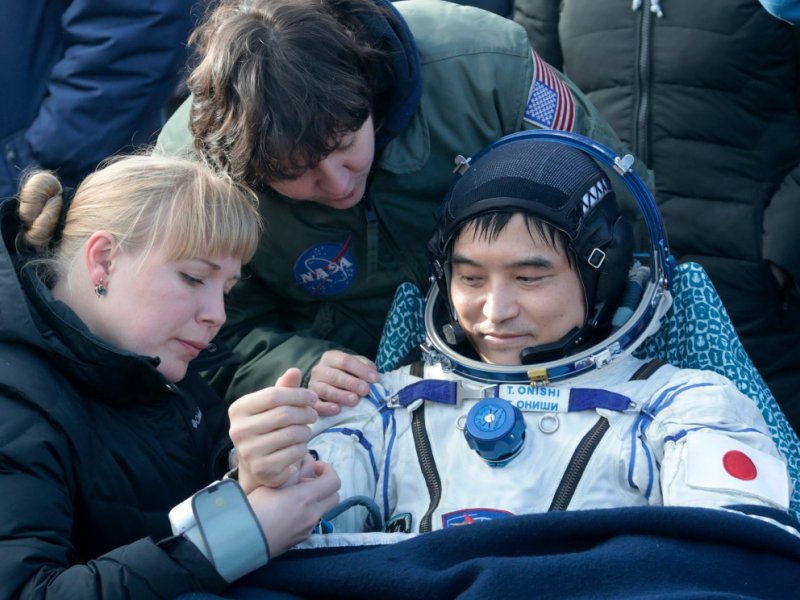 Le spationaute japonais Takuya Onishi à son retour sur terre après  après 115 jours passés dans la Station spatiale internationale (ISS) le 30 octobre 2016 à Dzhezkazgan au Kazakhstan - Dmitri Lovetsky [POOL/AFP]