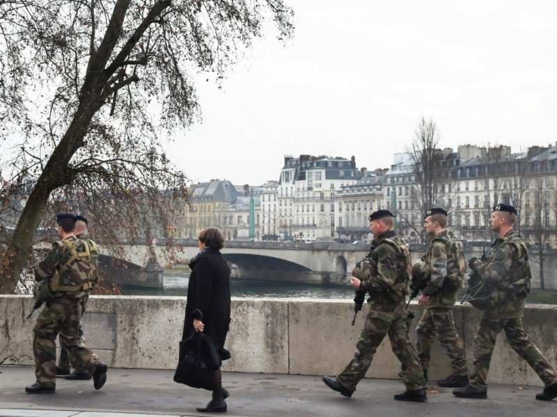 Des militaires déployés le 18 décembre 2016 à Paris dans le cadre du plan "Vigipirate" - DOMINIQUE FAGET [AFP]