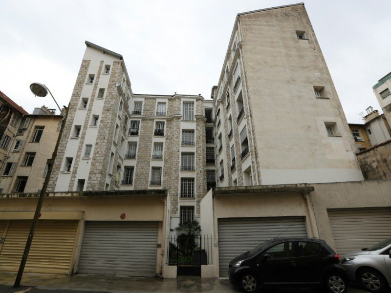 L'immeuble où réside Jacqueline Veyrac, côté garage, le 25 octobre 2016 à Nice - VALERY HACHE [AFP]