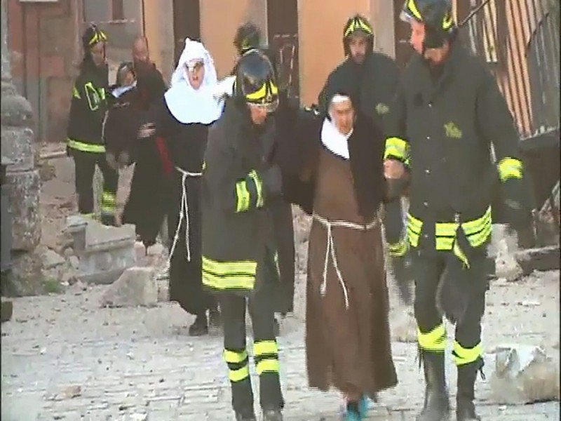Capture d'écran fournie par la TV   Sky Tg24 montrant l'évacuation de  religieuses le 30 octobre 2016 dans le village de Norcia en Italie, touché par un puissant séisme - HO [AFP]