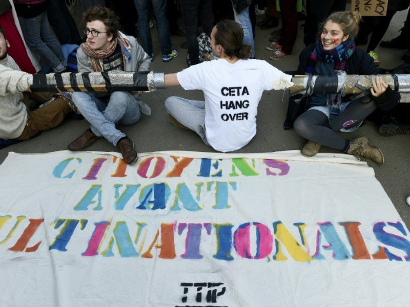 Manifestants contre la signature du CETA, devant le siège du conseil de l'UE à Bruxelles le 30 octobre 2016 - JOHN THYS [AFP]