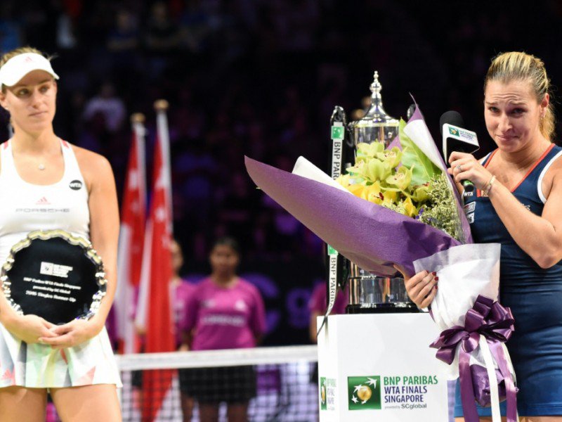 Dominika Cibulkovà (d) et Angelique Kerber, le 30 octobre 2016 après la finale du Masters à Singapour - ROSLAN RAHMAN [AFP]
