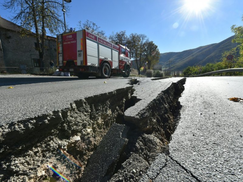 Une route endommagée près de Norcia, en Italie, après un séisme de magnitude 6,5, le 30 octobre 2016 - ALBERTO PIZZOLI [AFP]