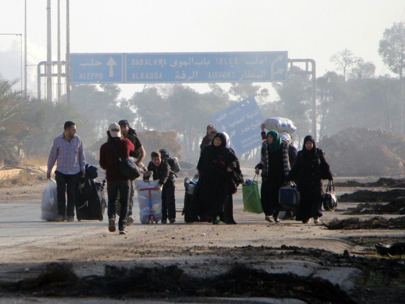 Des civils quittent Alep, en Syrie, le 30 octobre 2016 - Omar haj kadour [AFP]