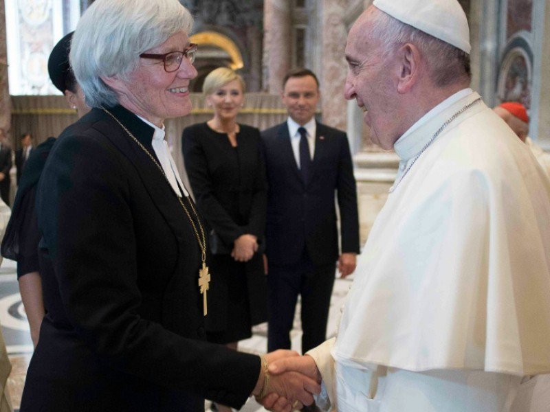 Antje Jackelen, première femme à occuper la prestigieuse chaire d'archevêque en la cathédrale d'Uppsala, reçue par le pape François le 5 juin 2016 au Vatican - OSSERVATORE ROMANO [OSSERVATORE ROMANO/AFP/Archives]