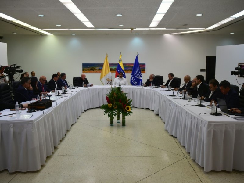 Vue générale de la rencontre entre le président vénézuélien Nicolas Maduro et des représentants de l'opposition le 30 octobre 206 à Caracas - RONALDO SCHEMIDT [AFP]
