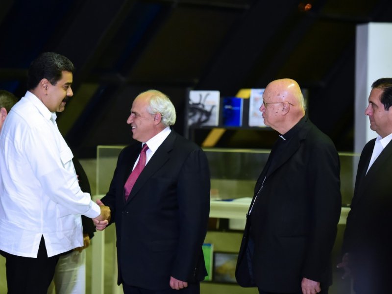Le président Nicolas Maduro, le secrétaire général de l'Union des nations sud-américaines (Unasur) Ernesto Samper, le médiateur du Vatican Monseigneur Claudio Maria Celli et l'ex- président du Pananama Martin Torrijos le 30 octobre 2016 à Caracas - RONALDO SCHEMIDT [AFP]
