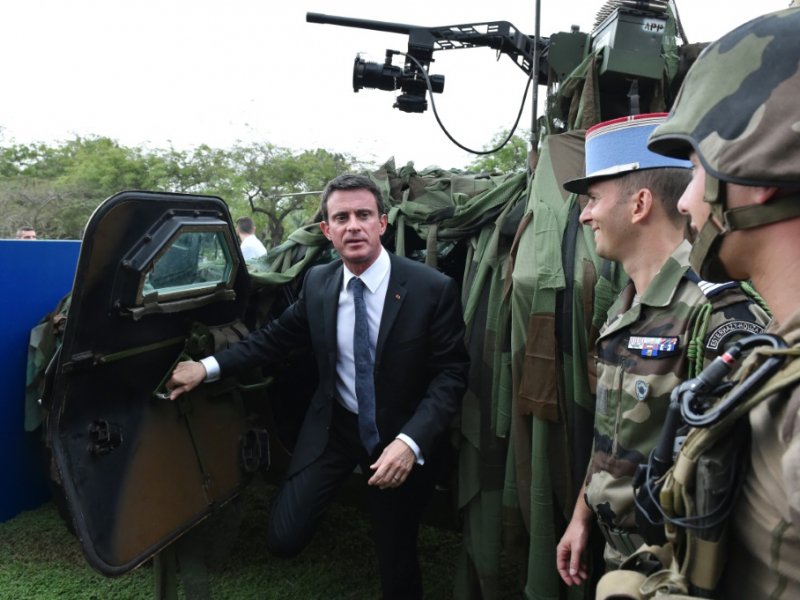 Le Premier ministre Manuel Valls au milieu de militaires français le 30 octobre 2016 à Abidjan - ISSOUF SANOGO [AFP]