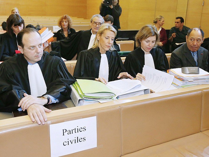 Claude Pablo Picasso (D) et ses avocats lors du procès de Danièle et Pierre Le Guennec le 10 février 2015 à Grasse - VALERY HACHE [AFP]