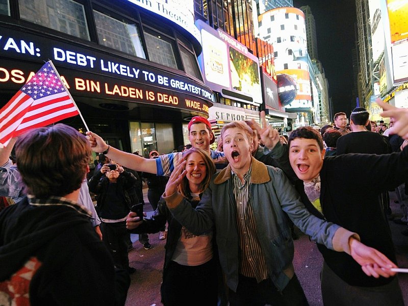 Célébrations à Times Square à New York après l'annonce par le président Barack Obama de la mort du chef d'Al-Qaïda Oussama Ben Laden, le 2 mai 2011 - TIMOTHY A. CLARY [AFP/Archives]