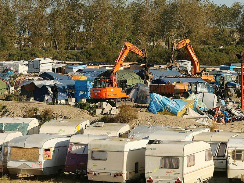 Pelleteuses à l'oeuvre le 28 octobre 206 dans la "Jungle" à Calais - François NASCIMBENI [AFP]