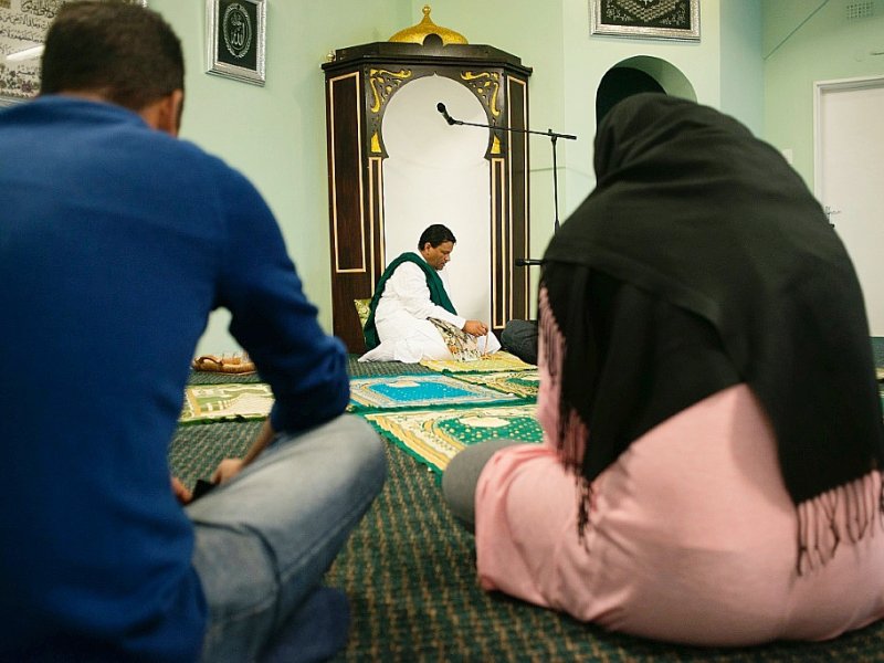L'imam Mushin Hendricks dirige le début de la prière à la mosquée du "Cercle intérieur" à Cape Town, en Afrique du Sud, le 2 septembre 2016 - RODGER BOSCH [AFP]