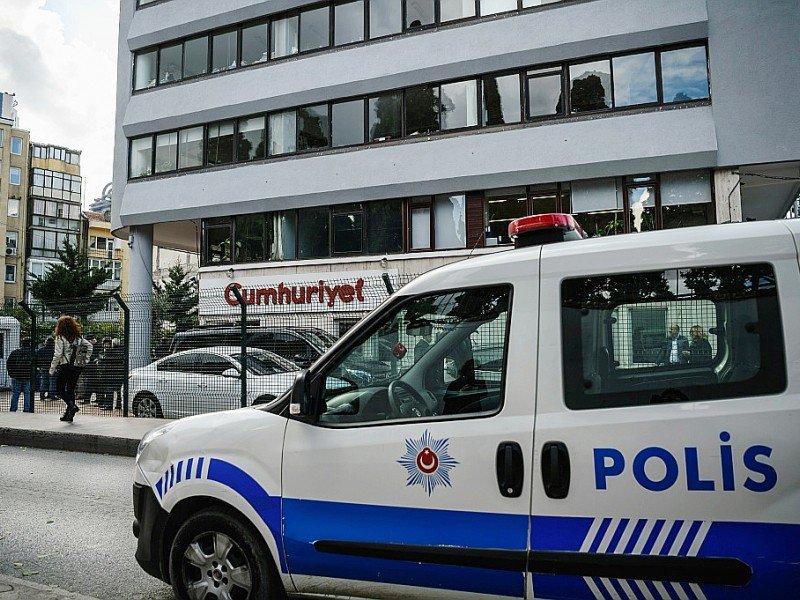 Une voiture de police devant les locaux du  quotidien Cumhuriyet le 21 octobre 2016 à Istanbul - OZAN KOSE [AFP]
