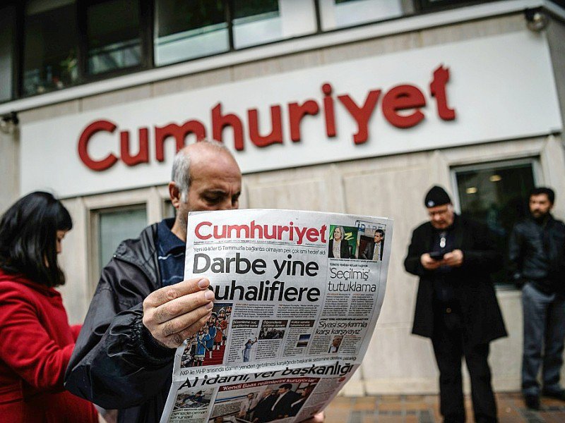 Un homme plongé dans la lecture de devant les locaux du quotidien le 21 octobre 2016 à Istanbul - OZAN KOSE [AFP]