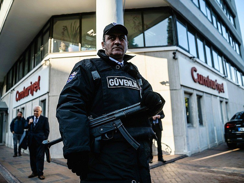 Un agent de sécurité devant les locaux du  quotidien Cumhuriyet le 21 octobre 2016 à Istanbul - OZAN KOSE [AFP]