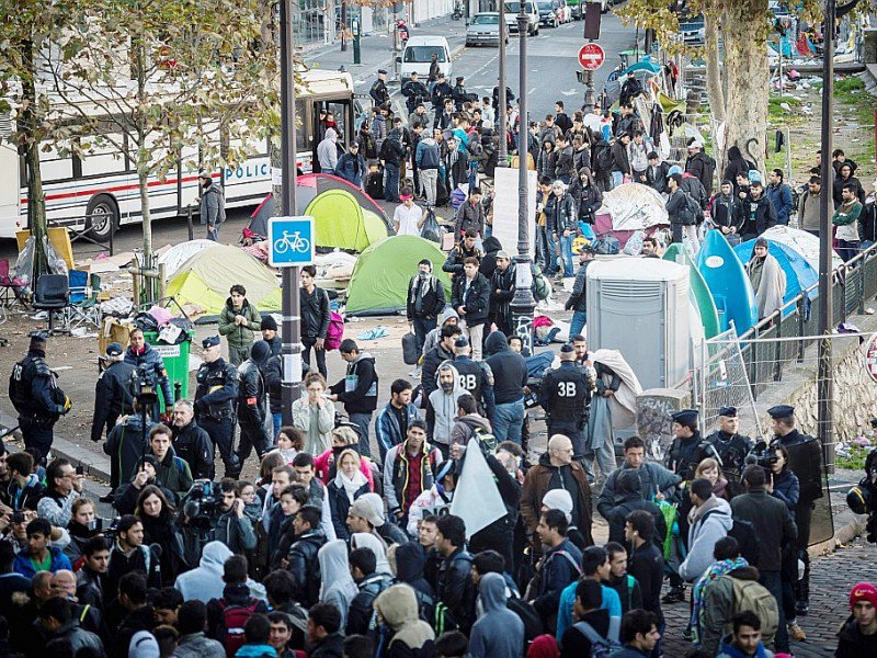 Opération de contrôle des migrants le 31 octobre 2016 dans le nord de Paris - LIONEL BONAVENTURE [AFP]