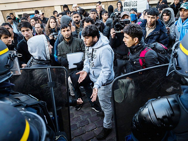 Des migrants lors d'une opération de contrôle de police le 31 octobre 2016 dans le nord de Paris - LIONEL BONAVENTURE [AFP]
