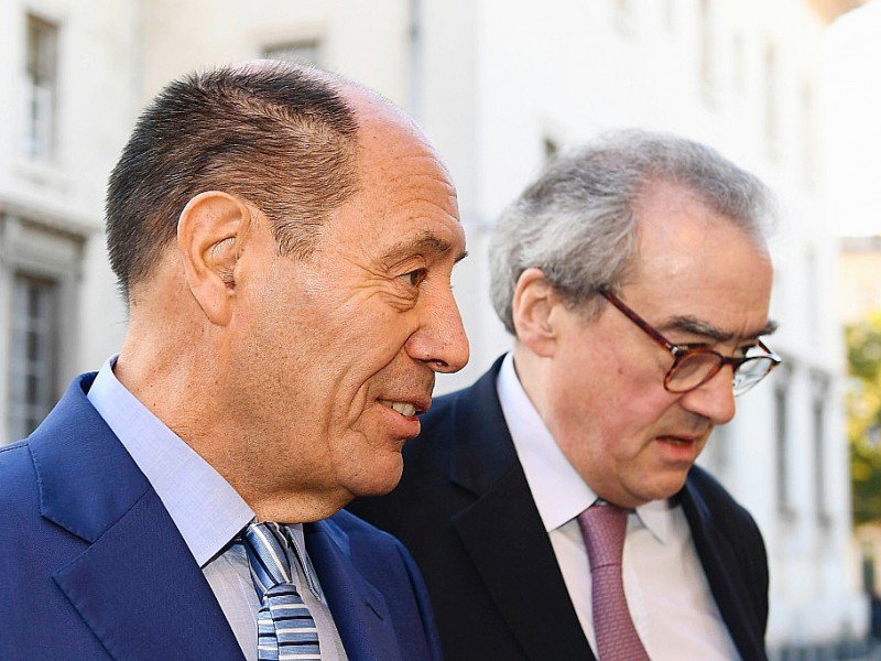 Claude Picasso et son avocat Michel-Paul Escande à leur arrivée au tribunal le 31 octobre 2016 à Aix-en-Provence - BORIS HORVAT [AFP]