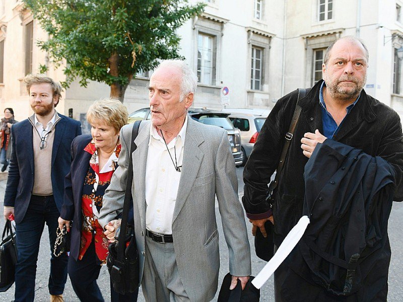 Danièle et Pierre Le Guennec à leur arivée au palais de justice en compagnie avec leur avocat Eric Dupond-Moretti le 31 octobre 2016 à Aix-en-Provence - BORIS HORVAT [AFP]