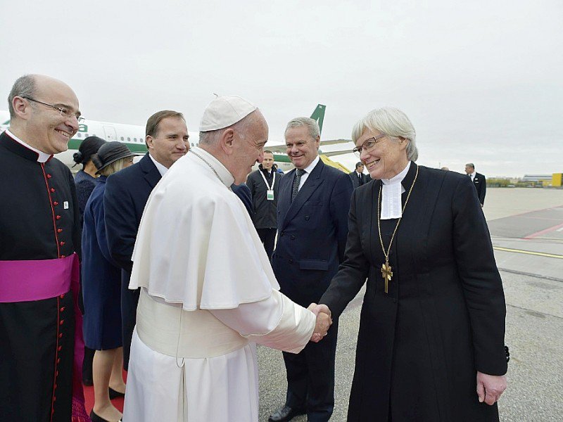 Le pape François accueilli à l'aéroport de Malmö, en Suède, par Antje Jackelen, archevêque de l'Eglise luthérienne suédoise, le 31 octobre 2016. Photo distribuée par le service de presse du Vatican - HO [OSSERVATORE ROMANO/AFP]
