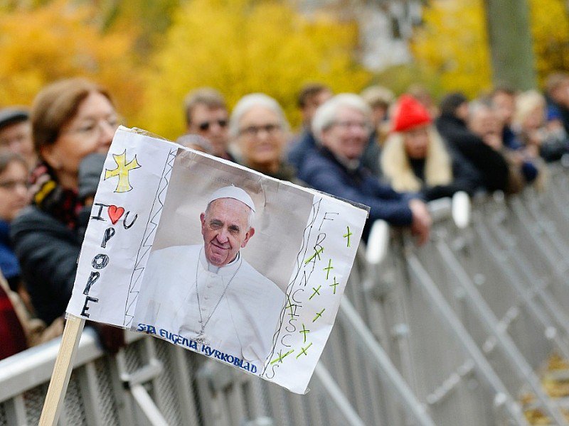 Des Suédois attendent l'arrivée du pape François devant la Cathédrale de Lund, en Suède, le 31 octobre 2016 - JONATHAN NACKSTRAND [AFP]