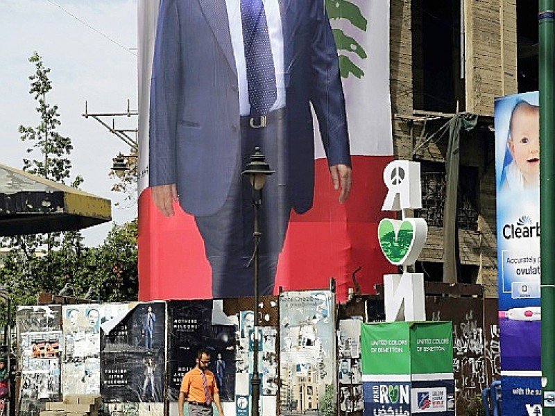 Un portrait géant du prochain président libanais Michel Aoun apposé contre une façade dans le centre de Beyrouth, le 28 octobre 2016 - JOSEPH EID [AFP]