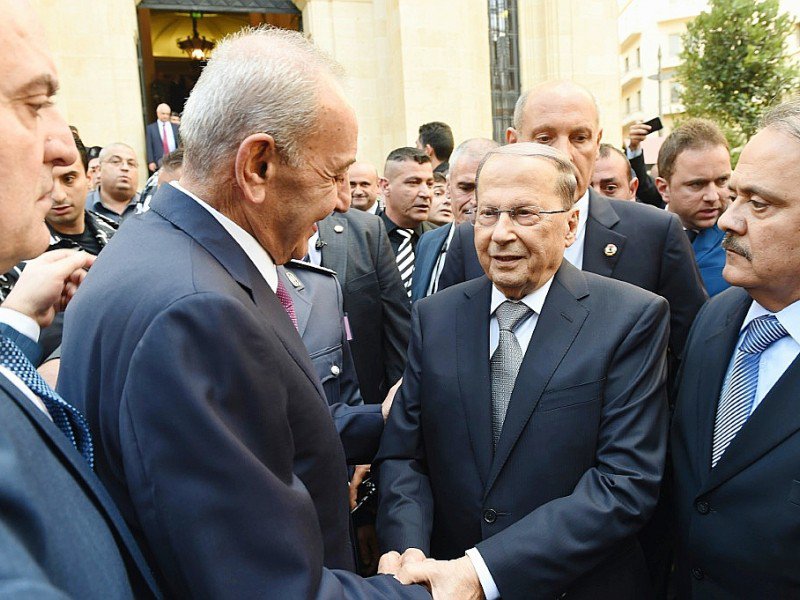 Le président Aoun (c) salué par le chef du Parlement Nabih Berri (2e l) après sa nomination à Beyrouth, le 31 octobre 2016 - HO [LEBANESE PARLIAMENT/AFP]