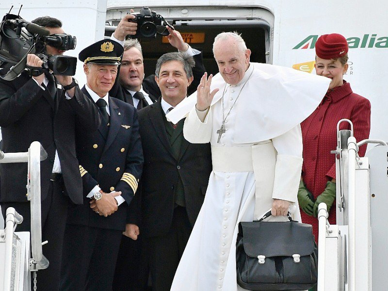 Le pape François salue la foule en montant à bord de son avion à Malmö en Suède, le 1er novembre 2016 - JONATHAN NACKSTRAND [AFP]