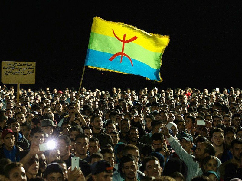 Des manifestant brandissent le drapeau berbère à Al Hoceima au Maroc, le 30 octobre 2016 - FADEL SENNA [AFP/Archives]