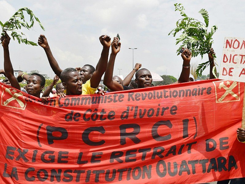 Des opposants au référendum sur une nouvelle constitution, manifestent le 28 octobre 2016 à Abidjan - ISSOUF SANOGO [AFP]