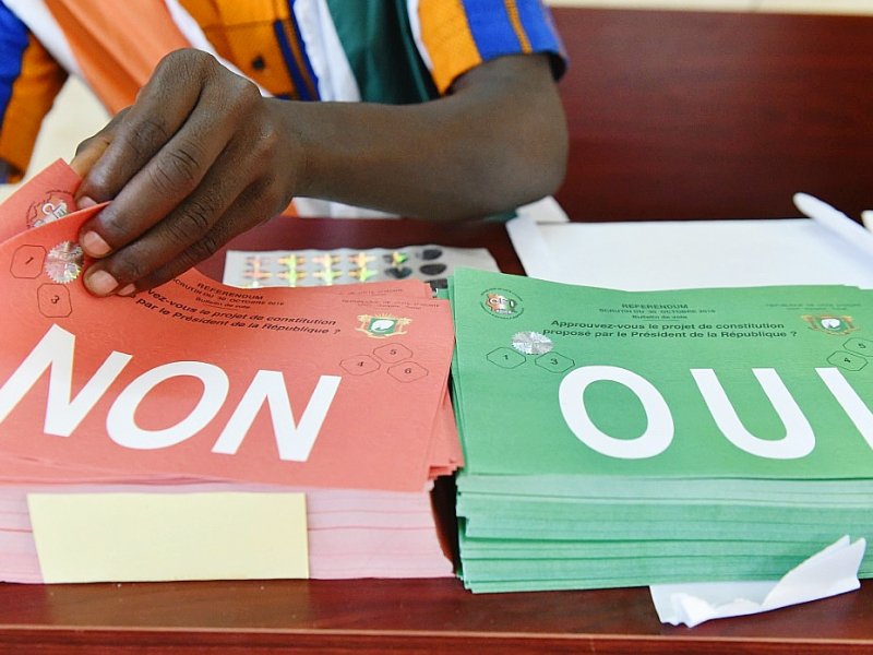 Vérification des bulletins dans un bureau de vote le 30 octobre 2016  à Yopougon dans la banlieue d'Abidjan - ISSOUF SANOGO [AFP]