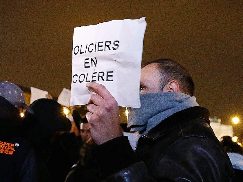 Des policiers rassemblés le 1er novembre 2016 à Paris, devant la Pyramide du Louvre, pour manifester leur défiance envers le gouvernement mais aussi leurs syndicats - FRANCOIS GUILLOT [AFP]