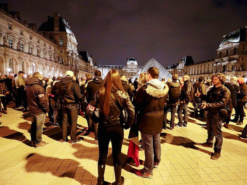 Des policiers rassemblés le 1er novembre 2016 à Paris, devant la Pyramide du Louvre, pour manifester leur défiance envers le gouvernement mais aussi leurs syndicats - FRANCOIS GUILLOT [AFP]