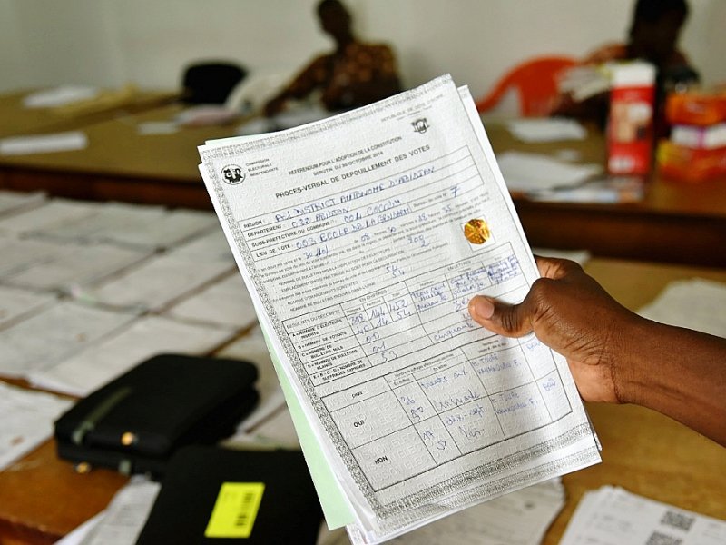 Un employé de la Commission électorale indépendante montre un document concernant les résultats du scrutin le 31 octobre 2016 à Abidjan - Sia KAMBOU [AFP]