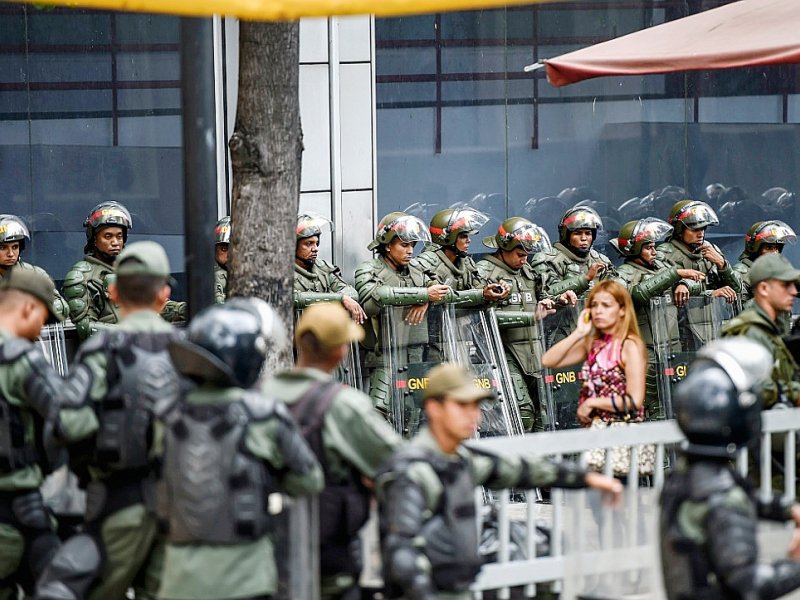 Des membres de la garde nationale positionnés devant l'Assemblée nationale lors d'une manifestation des partisans du président  Maduro le 1er novembre 2016 à Caracas - JUAN BARRETO [AFP]