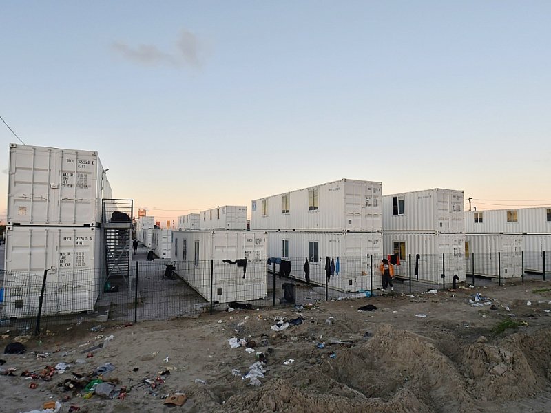 Vue extérieure des conteneurs blancs du Centre d'accueil provisoire (CAP), où vivaient quelque 1.500 mineurs isolés, le 2 novembre 2016 à Calais - PHILIPPE HUGUEN [AFP]