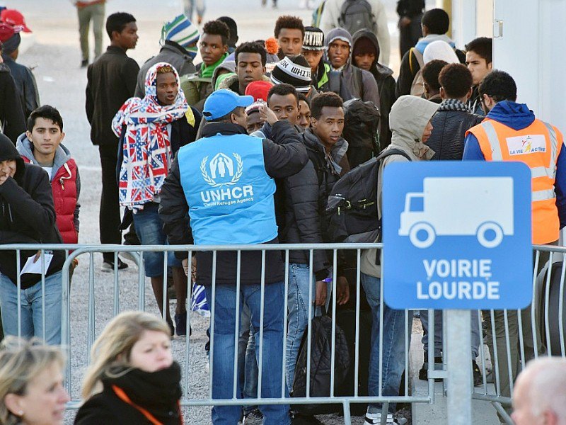 Des membres du Haut commissariat des Nations Unies aux réfugiés lors de l'évacuation des mineurs de la "Jungle" le 2 novembre 2016 à Calais - PHILIPPE HUGUEN [AFP]