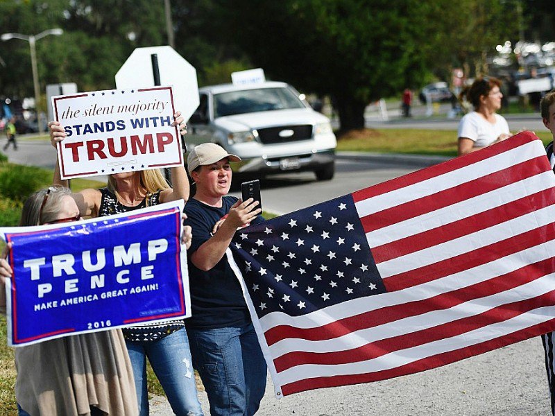 Des partisans du candidat Donald Trump manifestent devant le Pasco-Hernando State College à Dade City en Floride où se tient le meeting d'Hilary Clinton, le 1er novembre 2016 - JEWEL SAMAD [AFP]