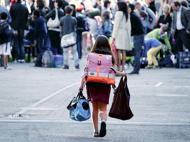 Après avoir marché, les enfants hyperactifs ou agités arrivent à l'école plus tranquilles car ils ont libéré leur adrénaline - FREDERICK FLORIN [AFP/Archives]