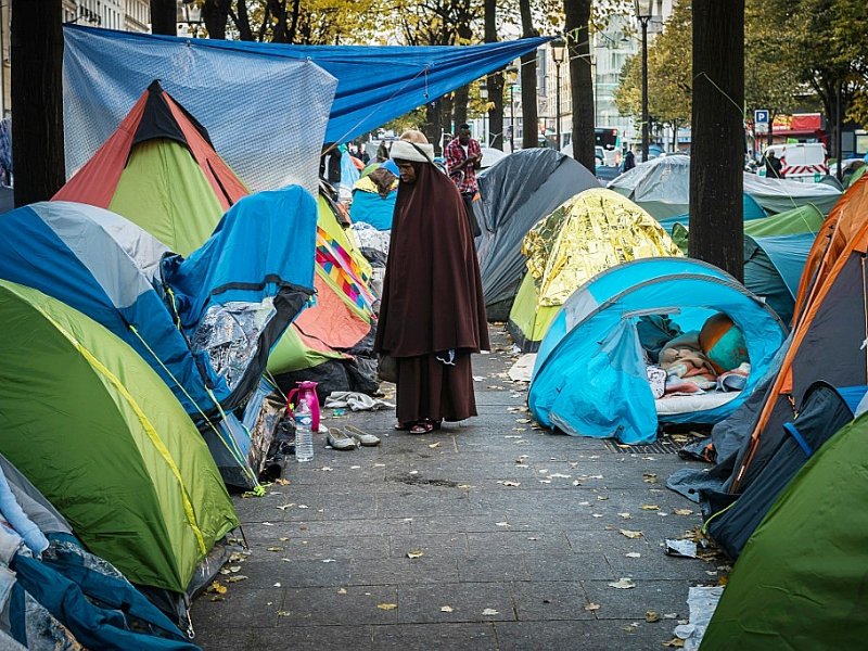 Camp de migrants près de la station de métro Stalingrad, le 3 novembre 2016 à Paris - LIONEL BONAVENTURE [AFP]
