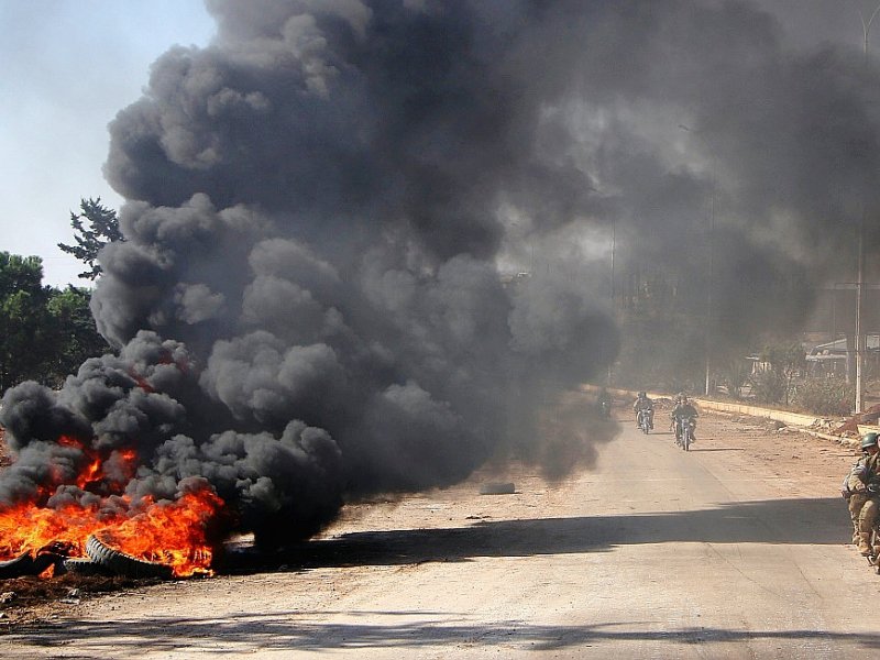 Des pneus brûlés à l'entrée d'Alep, en Syrie, le 3 novembre 2016 - Omar haj kadour [AFP]