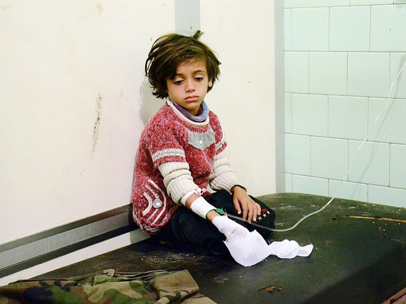 Un enfant soigné dans un hôpital d'Alep dans un district contrôlé par le gouvernement syrien, le 3 novembre 2016 - GEORGE OURFALIAN [AFP]