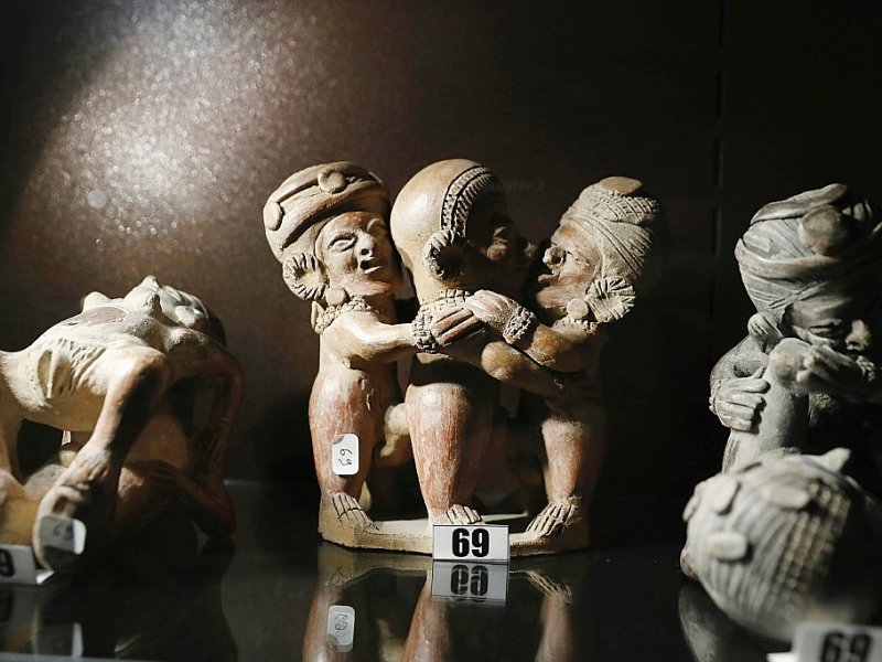 Des sculptures érotiques pré-colombiennes exposées au musée de l'Erotisme à Paris, le 2 novembre 2016 - PATRICK KOVARIK [AFP]