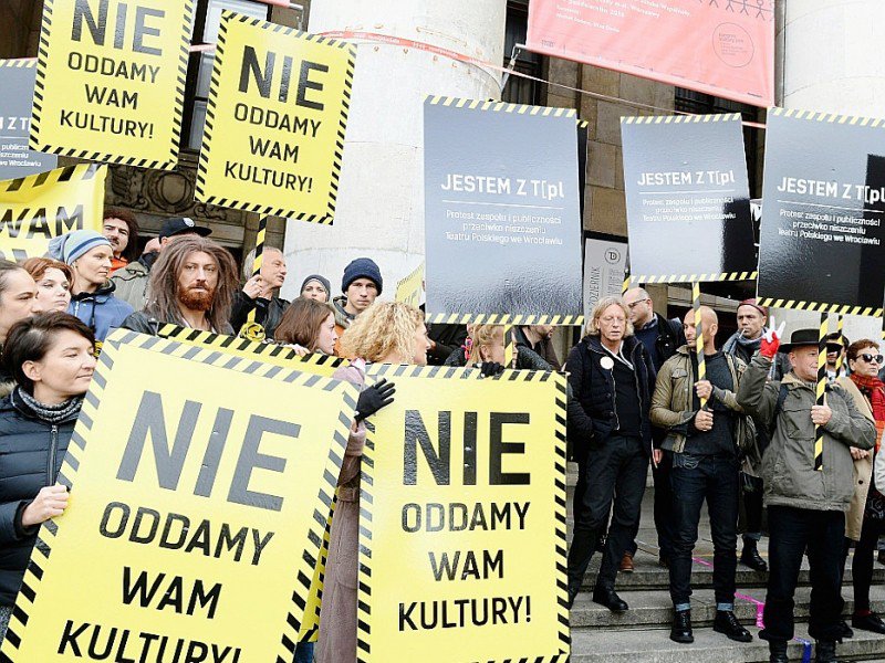 Des acteurs polonais manifestent contre la politique du gouvernement conservateur avec des pancartes "On ne vous laissera pas prendre la culture", le 8 octobre 2016 à Varsovie - JANEK SKARZYNSKI [AFP/Archives]