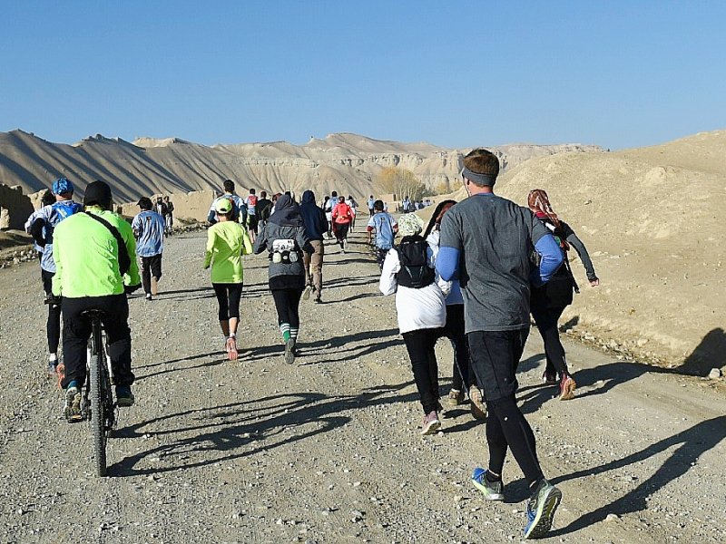 Plus d'une centaine de coureurs, afghans et étrangers, participent à l'épreuve, dont une quinzaine de femmes au total - WAKIL KOHSAR [AFP]