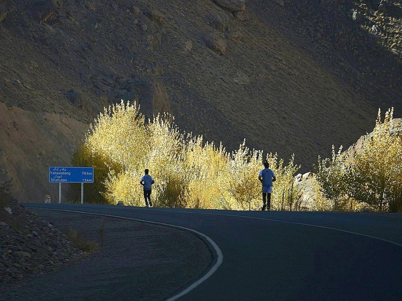 Deux Anglais fous d'Afghanistan organisent pour la deuxième année consécutive cette boucle de 42 km qui part et arrive au pied des anciens bouddhas - WAKIL KOHSAR [AFP]
