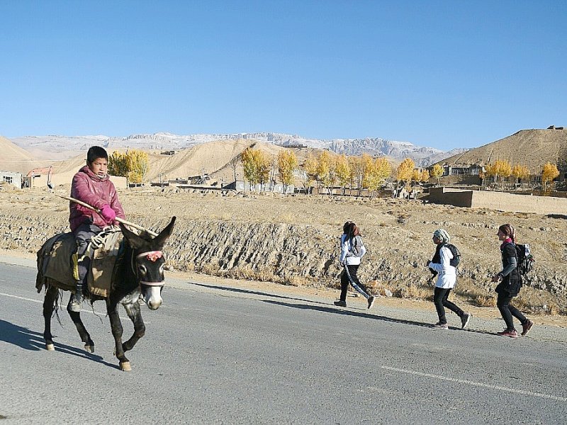 L'Afghane Nilufar (ici au centre), qui a disputé une course d'hommes dans Kaboul à l'été 2015, se souvient y avoir été harcelée - WAKIL KOHSAR [AFP]