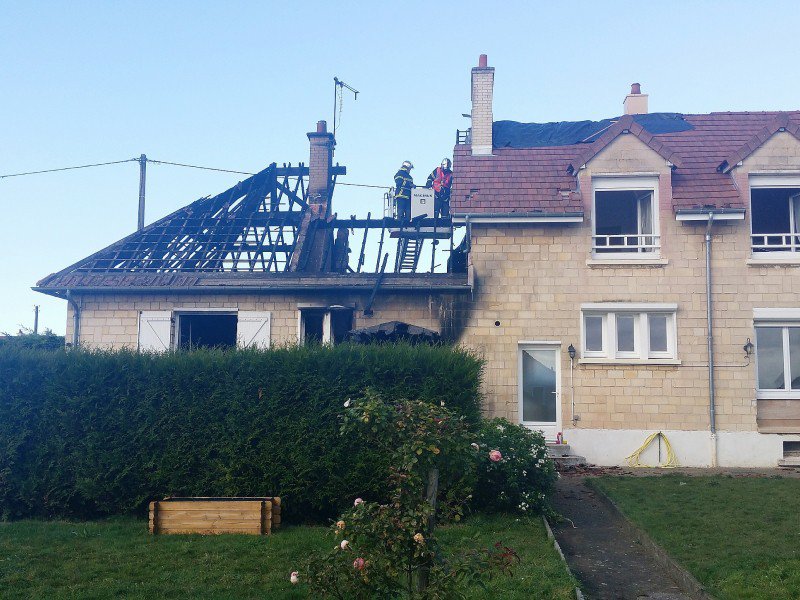Une maison ravagée par leu feu à Giberville (Calvados) - Jean-Michel Perreau
