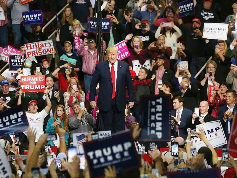 Donald Trump marche vers la scène à une réunion électorale à Hershey, en Pennsylvanie, le 4 novembre 2016 - SPENCER PLATT [GETTY IMAGES NORTH AMERICA/AFP]